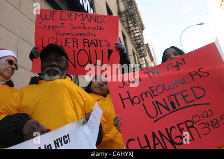 I Newyorkesi rally di fronte a Washington Mutual Bank dove dicono che sono diventati vittime della sub-prime industria di ipoteca. Hanno chiesto alla vigilia di Natale che i finanziatori consentono il, tenere le loro case da re-lavorando i loro prestiti. Photo credit: Mariela Lombard/ ZUMA premere. Foto Stock