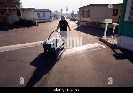 Dicembre 31, 2007 San Diego, CA. USA ANNETTE piogge, un residente del senior mobile-homepark La Salina Villaggio Mobile in Oceanside, intitolata al pool per ottenere secchi pieno di acqua in modo che lei potesse lavare il suo gabinetto. I residenti sono stati senza acqua per giorni a causa di un tubo rotto. Credito obbligatorio. Ph Foto Stock