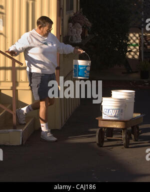 Dicembre 31, 2007 San Diego, CA. USA CHRIS GOW erogata acqua ad altri residenti della senior mobile-homepark La Salina Villaggio Mobile in Oceanside che sono stati senza acqua per giorni. Credito obbligatorio. Foto di Don Kohlbauer San Diego Union Tribune. Zuma premere. Copyright 2007 San Diego Union Tr Foto Stock