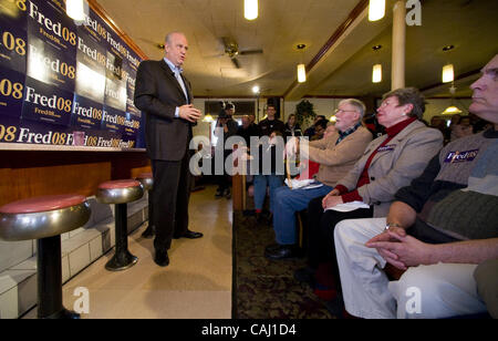 Ex Sen. Fred Thompson (R-Tennessee), e 2008 candidato presidenziale repubblicano, parla con i sostenitori presso la Torre di Re CafÃ© a Tama, Iowa, lunedì 31 dicembre, 2007. (Brian Baer/ Sacramento Bee/ MCT) (credito Immagine: © Sacramento Bee/ZUMA Press) Foto Stock