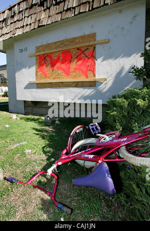 Giovedì, 27 dicembre 2007, Escondido, CALIFORNIA, STATI UNITI D'AMERICA imbarcati-fino a casa con graffiti e un fatiscente per bambini in bicicletta il vecchio luogo cul-de-sac nella missione area Parco di Escondido. Escondido è nel processo di edificazione [otto nuovi gruppi di vicinato] * * FATTO CONTROLLARE** nella sua missione Pa Foto Stock