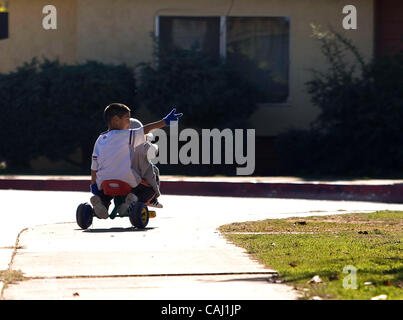 Giovedì, 27 dicembre 2007, Escondido, CALIFORNIA, STATI UNITI D'AMERICA bambini di giocare sul loro triciclo in cu-de-sac del sambuco posto nella missione area Parco di Escondido. Escondido è nel processo di edificazione [otto nuovi gruppi di vicinato] * * FATTO CONTROLLARE** nella sua missione area parco, una sezione di Escondido t Foto Stock