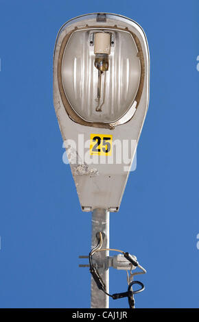 Giovedì, 27 dicembre 2007, Escondido, CALIFORNIA, STATI UNITI D'AMERICA City light che non funziona si trova fuori il cul-de-sac del sambuco posto nella missione area Parco di Escondido. Escondido è nel processo di edificazione [otto nuovi gruppi di vicinato] * * FATTO CONTROLLARE** nella sua missione area parco, una sezione del Comitato Foto Stock