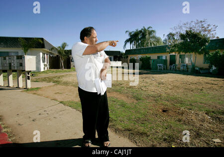 Giovedì, 27 dicembre 2007, Escondido, CALIFORNIA, STATI UNITI D'AMERICA Felipe Reyes punti per un'area ha derubato a knifepoint nella missione area Parco di Escondido. Come risultato dei problemi circostante, Reyes intende spostare nel gennaio 2008. Escondido è nel processo di edificazione [otto nuovi neighborh Foto Stock