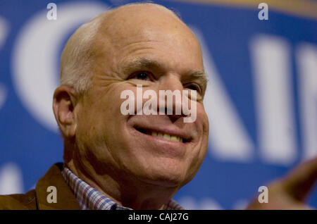 Il repubblicano presidenziale degli Stati Uniti di speranza John McCain saluta i sostenitori di una campagna al rally di Dubuque aeroporto regionale nel Dubuque, Iowa, mercoledì 2 gennaio, 2008. (Brian Baer/ Sacramento Bee/ MCT) Foto Stock