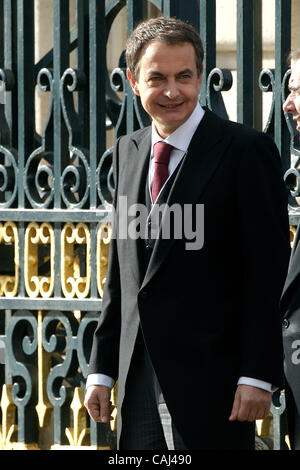 Spanish Royals Host Nuovo Anno ricezione militare. Il re Juan Carlos I di Spagna ospita i militari Pasques reception, un tradizionale nuovo anno celebrazione militare, al Palazzo Reale il 6 gennaio 2008 a Madrid, Spagna Jose Luis Rodriguez Zapatero, Jose Antonio Alonso e Alfredo Perez Rubalcaba Foto Stock