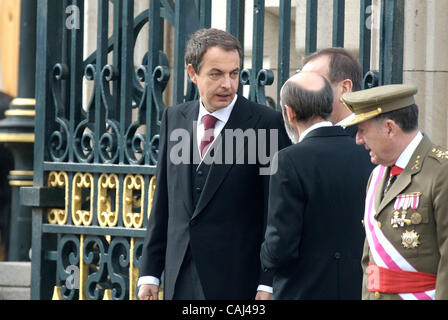 Spanish Royals Host Nuovo Anno ricezione militare. Il re Juan Carlos I di Spagna ospita i militari Pasques reception, un tradizionale nuovo anno celebrazione militare, al Palazzo Reale il 6 gennaio 2008 a Madrid, Spagna Jose Luis Rodriguez Zapatero, Jose Antonio Alonso e Alfredo Perez Rubalcaba Foto Stock