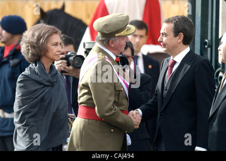 Spanish Royals Host Nuovo Anno ricezione militare. Il re Juan Carlos I di Spagna ospita i militari Pasques reception, un tradizionale nuovo anno celebrazione militare, al Palazzo Reale il 6 gennaio 2008 a Madrid, Spagna Jose Luis Rodriguez Zapatero, Jose Antonio Alonso e Alfredo Perez Rubalcaba Foto Stock