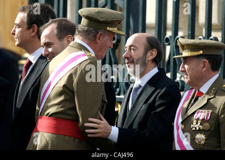 Spanish Royals Host Nuovo Anno ricezione militare. Il re Juan Carlos I di Spagna ospita i militari Pasques reception, un tradizionale nuovo anno celebrazione militare, al Palazzo Reale il 6 gennaio 2008 a Madrid, Spagna Jose Luis Rodriguez Zapatero, Jose Antonio Alonso e Alfredo Perez Rubalcaba Foto Stock