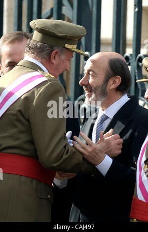 Spanish Royals Host Nuovo Anno ricezione militare. Il re Juan Carlos I di Spagna ospita i militari Pasques reception, un tradizionale nuovo anno celebrazione militare, al Palazzo Reale il 6 gennaio 2008 a Madrid, Spagna Jose Luis Rodriguez Zapatero, Jose Antonio Alonso e Alfredo Perez Rubalcaba Foto Stock