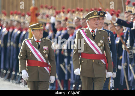 Spanish Royals Host Nuovo Anno ricezione militare. Il re Juan Carlos I di Spagna ospita i militari Pasques reception, un tradizionale nuovo anno celebrazione militare, al Palazzo Reale il 6 gennaio 2008 a Madrid, Spagna Foto Stock