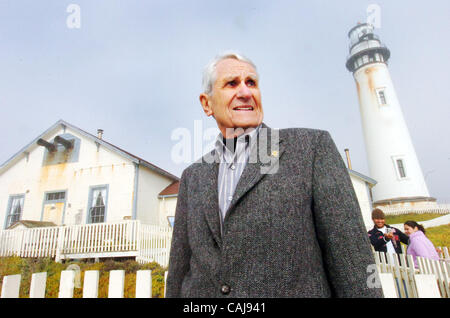 Don Cooley presso lo storico Pigeon Point Lighthouse vicino a Pescadero, California, Venerdì, 11 gennaio 2008. (Ron Lewis/San Mateo County Times) Foto Stock