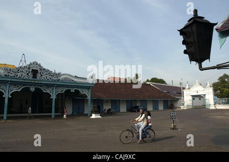 SOLO, Giava centrale, Indonesia-gennaio 13, 2008 Una donna indonesiana corse in bicicletta in parte anteriore del Kraton Surakarta o noto come Kraton solista. Da solista o Surakarta è il centro della cultura giavanese dove era la posizione del grande impero di Mataram prima di Yogyakarta è stato scisso da esso. Foto di Edy P Foto Stock