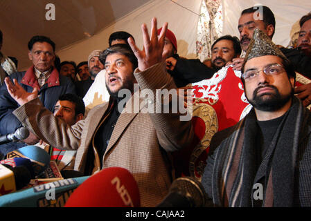 Senior leader indipendentista e presidente della libertà democratiche partito, Shabir Ahmad Shah affiancato da Kashmir il sommo sacerdote e presidente della sua fazione di tutte le parti Hurriyat (Libertà) Conferenza (APHC) Mirwaiz Umar Farooq (R) risolve una conferenza stampa congiunta al martire il cimitero a Srinagar, il su Foto Stock