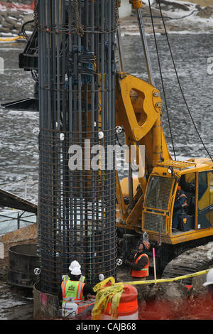 Jan 12, 2008 - Minneapolis, Minnesota, Stati Uniti d'America - Lavoratori presso il sito della Interstate 35W bridge abbassata di una gabbia di tondini spiralati in un foro 100 piedi di profondità. Calcestruzzo è stato versato in e la conseguente fondazione albero, che è uno dei più di cento sul sito della costruzione, sosterrà il ponte Pier. (Credito Imag Foto Stock