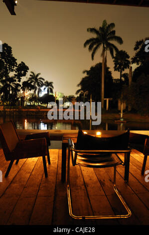 Jakarta, Indonesia pubblico è un salotto che dispone di una vista di un lago privato nel centro di Jakarta. Patroni potrebbe cominciare a visitare il pubblico a partire da 11pm e bere e socializzare durante tutta la notte e la mattina presto. Foto di Sinartus Sosrodjojo/JiwaFoto Foto Stock