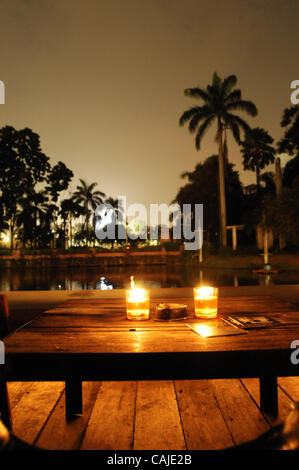 Jakarta, Indonesia pubblico è un salotto che dispone di una vista di un lago privato nel centro di Jakarta. Patroni potrebbe cominciare a visitare il pubblico a partire da 11pm e bere e socializzare durante tutta la notte e la mattina presto. Foto di Sinartus Sosrodjojo/JiwaFoto Foto Stock