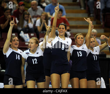 La Penn State Nittany Lions giocatori da sinistra a destra, Michele Osterrieder, #14, Jessica Yanz, #12, Kelsey risma, #8, Kara Callahan, #13, e Taylor, #17, celebrare la loro 3-2 vittoria su Stanford Cardinali durante il 2007 NCAA I Divisione femminile di pallavolo campionato di gioco Sabato, Dicembre 15, 200 Foto Stock