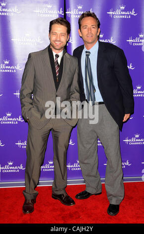 7 gennaio 2011 - Los Angeles, California, Stati Uniti - Jason Priestley, Luke Perry frequentando il segno distintivo dei canali' inverno 2011 TV associazione dei critici Press Tour gala tenutosi presso la Casa del Torneo di Pasadena, in California il 7 gennaio 2011. 2011.K66479DLONG(Immagine di credito: Â© D. lunga/Globe foto/ZUMAPRESS.com Foto Stock