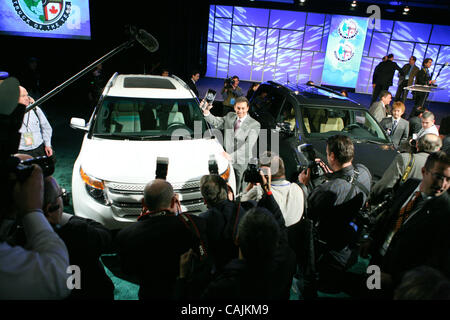 Gen. 10, 2011 - Detroit, Michigan, Stati Uniti d'America. Contrassegnare i campi, Executive Vice President di Ford Motor Company, viene presentato il prestigioso carrello del premio di anno per la nuova Ford Explorer. Il 2011 North American International Auto Show (NAIAS) prende il via con la loro stampa evento al centro di Cobo. (Credito Imag Foto Stock