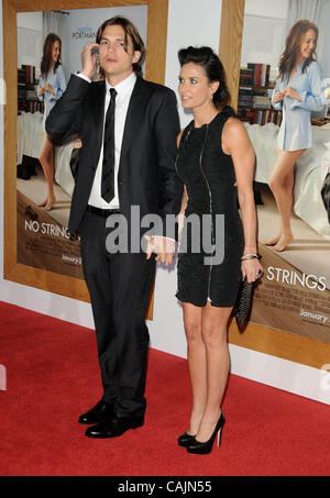 11 gennaio 2011 - Los Angeles, California, Stati Uniti - Ashton Kutcher, Demi Moore frequentando il Los Angeles Premiere di ''No Strings Attached" tenutosi presso il Regency Village Theatre di Westwood, la California il 11 gennaio 2011. 2011.K67357lungo.(Immagine di credito: Â© D. lunga/Globe foto/ZUMAPRESS.com) Foto Stock