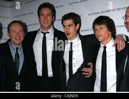 11 gennaio 2011 - New York New York, Stati Uniti - KEVIN SPACEY, ARMIE HAMMER, Andrew Garfield e Jesse Eisenberg arrivare per la National Board of Review of Motion Pictures Awards Gala a Cipriani di New York il 11 gennaio, .2011. .. K67355SN(Immagine di credito: © Sharon Neetles/Globe foto/ZUMAPRESS.com) Foto Stock