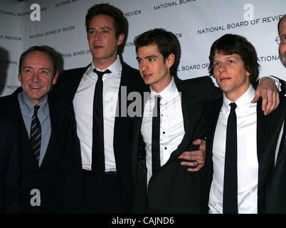 11 gennaio 2011 - New York New York, Stati Uniti - KEVIN SPACEY, ARMIE HAMMER, Andrew Garfield e Jesse Eisenberg arrivare per la National Board of Review of Motion Pictures Awards Gala a Cipriani di New York il 11 gennaio, .2011. .. K67355SN(Immagine di credito: © Sharon Neetles/Globe foto/ZUMAPRESS.com) Foto Stock