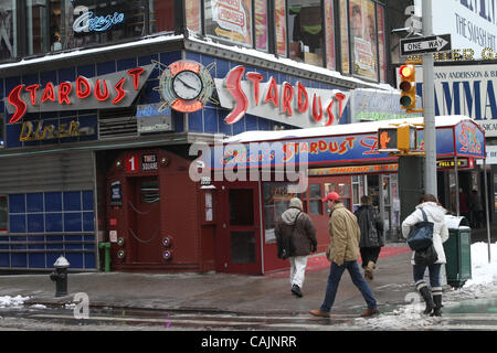 New York il romanziere Lynn Schnurnberger, che ha appena pubblicato un nuovo libro, i migliori propositi, è fotografata a Ellen's Stardust Diner a midtown su Broadway e West 51st. San in Manhattan. Photo credit: Mariela Lombard/ZUMA premere Foto Stock