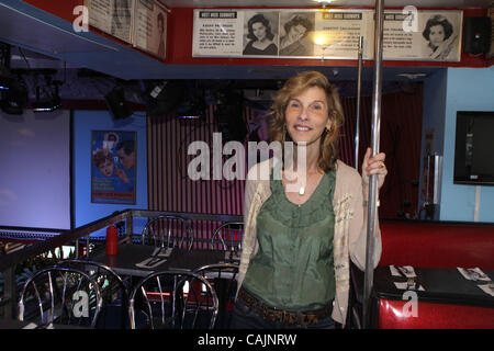 New York il romanziere Lynn Schnurnberger, che ha appena pubblicato un nuovo libro, i migliori propositi, è fotografata a Ellen's Stardust Diner a midtown su Broadway e West 51st. San in Manhattan. Photo credit: Mariela Lombard/ZUMA premere Foto Stock