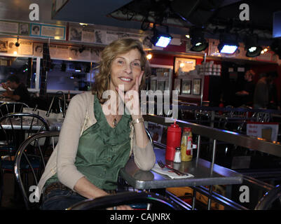 New York il romanziere Lynn Schnurnberger, che ha appena pubblicato un nuovo libro, i migliori propositi, è fotografata a Ellen's Stardust Diner a midtown su Broadway e West 51st. San in Manhattan. Photo credit: Mariela Lombard/ZUMA premere Foto Stock