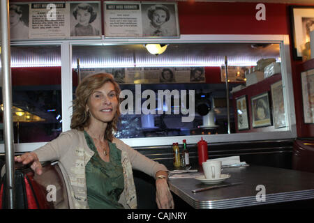 New York il romanziere Lynn Schnurnberger, che ha appena pubblicato un nuovo libro, i migliori propositi, è fotografata a Ellen's Stardust Diner a midtown su Broadway e West 51st. San in Manhattan. Photo credit: Mariela Lombard/ZUMA premere Foto Stock