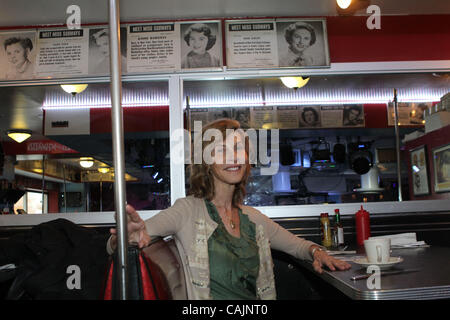 New York il romanziere Lynn Schnurnberger, che ha appena pubblicato un nuovo libro, i migliori propositi, è fotografata a Ellen's Stardust Diner a midtown su Broadway e West 51st. San in Manhattan. Photo credit: Mariela Lombard/ZUMA premere Foto Stock