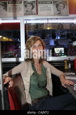 New York il romanziere Lynn Schnurnberger, che ha appena pubblicato un nuovo libro, i migliori propositi, è fotografata a Ellen's Stardust Diner a midtown su Broadway e West 51st. San in Manhattan. Photo credit: Mariela Lombard/ZUMA premere Foto Stock