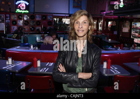 New York il romanziere Lynn Schnurnberger, che ha appena pubblicato un nuovo libro, i migliori propositi, è fotografata a Ellen's Stardust Diner a midtown su Broadway e West 51st. San in Manhattan. Photo credit: Mariela Lombard/ZUMA premere Foto Stock