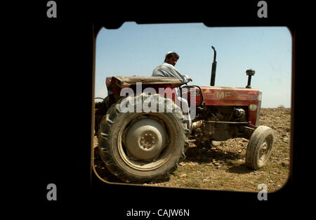 Settembre 28, 2007 - Khoshki Dauda, Afghanistan - Le foto scattate attraverso il finestrino laterale del US Army Humvee. Un uomo afghano tira il suo trattore a lato della strada per lasciare un convoglio di ottantaduesima Airborne Division Humvees passano in prossimità Khoshki Daudah (credito Immagine: © Andrew Craft/l'Fayetteville Observer/ZUMA Press) Foto Stock