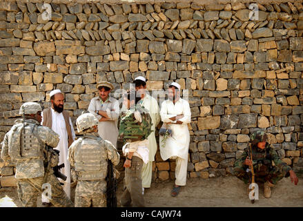 Settembre 28, 2007 - Khoshki Daudah, Afghanistan - Capt. Eric Lightfoot, della seconda Battilion, campo 321reggimento di artiglieria, ottantaduesima Airborne Division, colloqui con un gruppo di afgani in Khoshki Daudah circa la costruzione del nuovo quartiere Sabari centro e se non hanno alcuna informazione sui talebani fighte Foto Stock