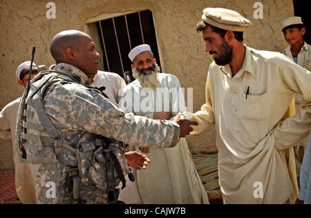 Settembre 28, 2007 - Khoshki Daudah, Afghanistan - Capt. Eric Lightfoot, della seconda Battilion, campo 321reggimento di artiglieria, ottantaduesima Airborne Division, colloqui con un gruppo di afgani in Khoshki Daudah circa la costruzione del nuovo quartiere Sabari centro e se non hanno alcuna informazione sui talebani fighte Foto Stock