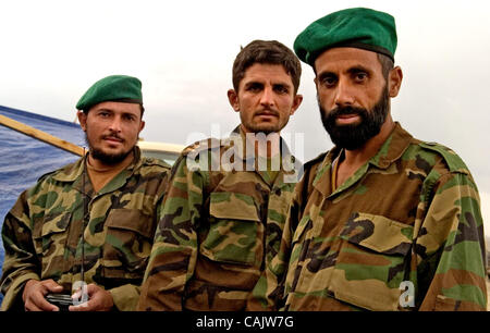 Settembre 28, 2007 - Sabari, Afghanistan - esercito nazionale afghano soldati spiccano al cancello anteriore al nuovo quartiere Sabari Centro in Sabari (credito Immagine: © Andrew Craft/l'Fayetteville Observer/ZUMA Press) Foto Stock