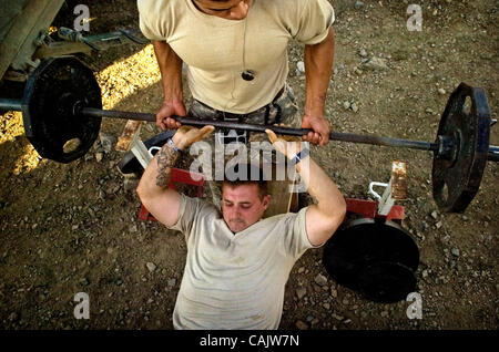 Settembre 28, 2007 - Sabari, Afghanistan - Spc. Steve Johnson spots Sgt. Shane Clarmont, entrambi della ottantaduesima Airborne Division, come fanno a turno nel sollevamento pesi durante alcuni tempi di inattività presso il nuovo quartiere Sabari Center. (Credito Immagine: © Andrew Craft/l'Fayetteville Observer/ZUMA Press) Foto Stock