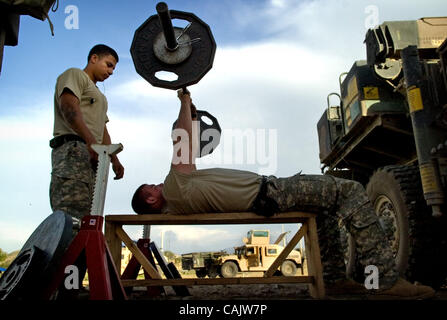 Settembre 28, 2007 - Sabari, Afghanistan - Spc. Steve Johnson spots Sgt. Shane Clarmont, entrambi della ottantaduesima Airborne Division, come fanno a turno nel sollevamento pesi durante alcuni tempi di inattività presso il nuovo quartiere Sabari Center. (Credito Immagine: © Andrew Craft/l'Fayetteville Observer/ZUMA Press) Foto Stock