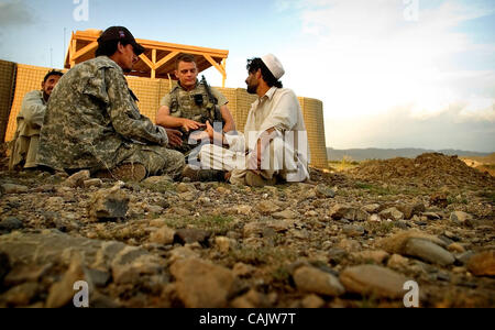 Settembre 28, 2007 - Sabari, Afghanistan - Capt. Peter Cairns, della seconda Battilion, campo 321reggimento di artiglieria, ottantaduesima Airborne Division, scuote le mani con Muhammudullah, destra, dopo aver parlato con Muhammudullah circa l'attacco dei talebani su di lui e sul suo trattore. Muhammudullah è stato battuto e il suo trattore è stato Foto Stock