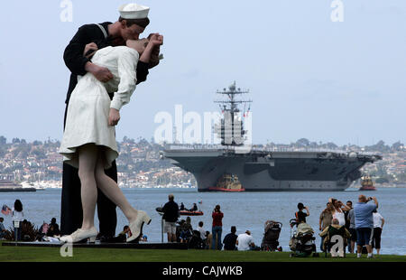 Settembre 29, 2007 - San Diego, CA, Stati Uniti - La portaerei USS Nimitz ritorna alla porta di casa a San Diego dopo sei mesi di distribuzione per il Pacifico occidentale e nel Medio Oriente. (Credito Immagine: © Sean M. Haffey/San Diego Union Tribune/ZUMA Premere) Restrizioni: la e Orange County Paper Out! Foto Stock