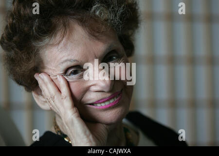 Elaine Dundy, 80, pone con una vecchia foto di se stessa negli anni cinquanta, nella sua casa di Los Angeles. Dundy, ex moglie di Kenneth Tynan, è un romanziere, biografo, giornalista, attrice e drammaturgo. Ella ha un flash di successo come un romanziere negli anni cinquanta con il suo libro "Dud Avocado." Ora, il romanzo ha Foto Stock