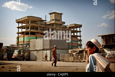 Oct 01, 2007 - Khost, Afghanistan - un nuovo edificio in costruzione a sovrasta la città di Khost, Afghanistan, 1 ottobre, 2007. Negli ultimi sei mesi, $18 milioni di dollari di aiuti è stato incanalato nella provincia. (Credito Immagine: © Andrew Craft/l'Fayetteville Observer/ZUMA Press) Foto Stock