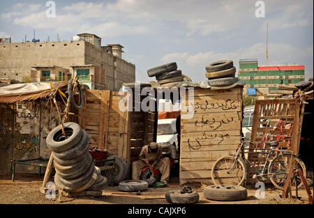 Oct 01, 2007 - Khost, Afghanistan - un commerciante lavora sulla riparazione di un pneumatico a Khost (credito Immagine: © Andrew Craft/l'Fayetteville Observer/ZUMA Press) Foto Stock