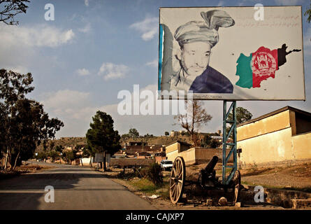 Oct 01, 2007 - Khost, Afghanistan - un cartellone con il presidente afgano Karzai H. spicca nella parte anteriore del Khost governatore provinciale Arsala Jamal in casa Khost. (Credito Immagine: © Andrew Craft/l'Fayetteville Observer/ZUMA Press) Foto Stock