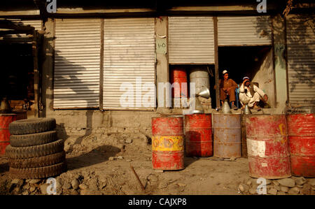 Oct 01, 2007 - Khost, Afghanistan - Negozianti sedersi nel loro negozio in attesa per i clienti di Khost. (Credito Immagine: © Andrew Craft/l'Fayetteville Observer/ZUMA Press) Foto Stock