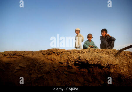 Oct 01, 2007 - Khost, Afghanistan - un gruppo di bambini afgani sedersi a parte superiore un lavato fuori ponte di Khost. (Credito Immagine: © Andrew Craft/l'Fayetteville Observer/ZUMA Press) Foto Stock