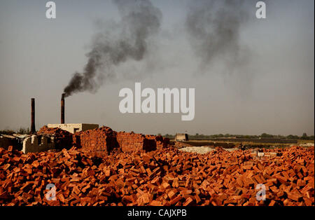 Oct 01, 2007 - Khost, Afghanistan - Fumo sorge dalla fornace presso una fabbrica di mattoni a Khost. (Credito Immagine: © Andrew Craft/l'Fayetteville Observer/ZUMA Press) Foto Stock