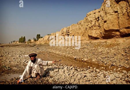 Oct 01, 2007 - Khost, Afghanistan - un uomo afghano raccoglie attraverso le rocce in un letto asciutto del fiume a Khost. (Credito Immagine: © Andrew Craft/l'Fayetteville Observer/ZUMA Press) Foto Stock